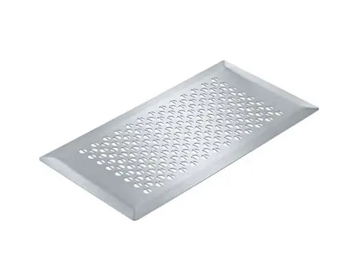 Ein rechteckiges, silbernes Designgitter mit vielen kleinen Löchern auf einem weißen Hintergrund.